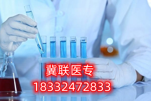 對(duì)于很多想要通過(guò)河北單招考試升學(xué)的家長(zhǎng)和學(xué)生，往往感到為難的就是如何選擇大類方向。石家莊冀聯(lián)醫(yī)學(xué)中專學(xué)校單招升學(xué)熱門專業(yè)及院校推薦  石家莊冀聯(lián)醫(yī)學(xué)中專學(xué)校單招升學(xué)熱門專業(yè)及院校推薦  一方面是對(duì)大類招生政策的不了解，另一方面是感覺(jué)孩子太小，還不定性，盲目選擇怕將來(lái)孩子后悔。    考試七類是家長(zhǎng)們眼中的熱門大類，護(hù)理是人氣最高的專業(yè)，優(yōu)秀院校：滄州醫(yī)學(xué)高等專科學(xué)校。下面于老師給大家介紹一下第七類醫(yī)藥衛(wèi)生(臨床醫(yī)學(xué)類專業(yè)除外)等所涉及專業(yè)。    單招考試第七類醫(yī)學(xué)類考試第七類：    醫(yī)藥衛(wèi)生(臨床醫(yī)學(xué)類專業(yè)除外)等所涉及專業(yè)    科目：語(yǔ)文150分+數(shù)學(xué)150分+化學(xué)100分+職業(yè)適應(yīng)性測(cè)試350分（1、我國(guó)當(dāng)前醫(yī)藥衛(wèi)生行業(yè)的特點(diǎn)和發(fā)展方向、醫(yī)藥衛(wèi)生行業(yè)的特點(diǎn)和工作內(nèi)容常識(shí);2、生活中常見(jiàn)的基本疾病預(yù)防知識(shí)和疫情防控知識(shí);3、國(guó)際、全國(guó)疾病防控宣傳日相關(guān)知識(shí);4、醫(yī)學(xué)專業(yè)相關(guān)的社會(huì)人文常識(shí)。）    牽頭院校：滄州醫(yī)學(xué)高等?？茖W(xué)校    推薦院校：河北化工醫(yī)藥職業(yè)技術(shù)學(xué)院、滄州醫(yī)學(xué)高等專科學(xué)校、邢臺(tái)健康醫(yī)學(xué)院、承德護(hù)理職業(yè)學(xué)院、廊坊衛(wèi)生職業(yè)學(xué)院、唐山職業(yè)技術(shù)學(xué)院、河北女子職業(yè)技術(shù)學(xué)院    熱門專業(yè)：護(hù)理、醫(yī)學(xué)檢驗(yàn)技術(shù)、醫(yī)學(xué)影像技術(shù)、助產(chǎn)、口腔醫(yī)學(xué)技術(shù)、心理咨詢、眼視光技術(shù)、藥學(xué)    2023年河北單招考試人數(shù)：約25300人    錄取率：58.47%    公辦錄取率：17.50%    大類解讀：熱門大類，男女生都可以報(bào)考，文理不限，專業(yè)技術(shù)性不強(qiáng)。      第七大類職業(yè)適應(yīng)性測(cè)試具體考試內(nèi)容：    1、我國(guó)當(dāng)前醫(yī)藥衛(wèi)生行業(yè)的特點(diǎn)和發(fā)展方向、醫(yī)藥衛(wèi)生行業(yè)的特點(diǎn)和工作內(nèi)容常識(shí)；    2、生物醫(yī)學(xué)基礎(chǔ)知識(shí)；    3、生活中常見(jiàn)的基本疾病預(yù)防知識(shí)和疫情防控知識(shí)；    4、國(guó)際、全國(guó)疾病防控宣傳日相關(guān)知識(shí)；    5、醫(yī)學(xué)專業(yè)相關(guān)的社會(huì)人文常識(shí)。      一、護(hù)理    就業(yè)方向：主要面向各級(jí)各類醫(yī)療衛(wèi)生系統(tǒng)和社區(qū)衛(wèi)生服務(wù)機(jī)構(gòu)，從事臨床護(hù)理、健康保健工作，就業(yè)度好。    二、醫(yī)學(xué)檢驗(yàn)技術(shù)    就業(yè)方向：主要面向各級(jí)醫(yī)院檢驗(yàn)科、血庫(kù)，各級(jí)疾病預(yù)防控制中心、血站、檢驗(yàn)檢疫、計(jì)劃生育服務(wù)等機(jī)構(gòu)，以及各種獨(dú)立實(shí)驗(yàn)室、醫(yī)學(xué)生物試劑生產(chǎn)經(jīng)營(yíng)企業(yè)，從事醫(yī)學(xué)檢驗(yàn)等工作。    三、醫(yī)學(xué)影像技術(shù)    就業(yè)方向：主要面向各級(jí)醫(yī)療衛(wèi)生機(jī)構(gòu)及體檢中心等部門從事醫(yī)學(xué)影像工作。    四、助產(chǎn)    就業(yè)方向：主要面向各級(jí)綜合性醫(yī)院和婦幼保健院（所）、婦幼保健管理機(jī)構(gòu) ，以及孕婦學(xué)校、親子活動(dòng)中心和月嫂培訓(xùn)中心等社區(qū)婦幼保健機(jī)構(gòu)組織，從事助產(chǎn)、臨床護(hù)理、計(jì)劃生育和婦幼保健管理及服務(wù)等工作。  五、口腔醫(yī)學(xué)技術(shù)    就業(yè)方向：方向一∶口腔治療技術(shù)方向 主要面向各級(jí)口腔醫(yī)療機(jī)構(gòu)及口腔醫(yī)療相關(guān)機(jī)構(gòu)，在醫(yī)師助手、口腔咨詢等崗位群，從事口腔常見(jiàn)病和多發(fā)病的輔助治療與服務(wù)等工作。    方向二∶口腔修復(fù)工藝方向 主要面向口腔修復(fù)制作行業(yè)各級(jí)義齒加工企業(yè)、醫(yī)療機(jī)構(gòu)口腔技工室及口腔醫(yī)療相關(guān)機(jī)構(gòu)，在口腔修復(fù)、技術(shù)管理等崗位群，從事口腔修復(fù)體制作、技術(shù)管理與服務(wù)等工作。  石家莊冀聯(lián)醫(yī)學(xué)中等專業(yè)學(xué)校電話：0311-8736 8833；18332472833（同微信）  石家莊冀聯(lián)醫(yī)學(xué)中專學(xué)?？焓痔?hào)：v18332472833